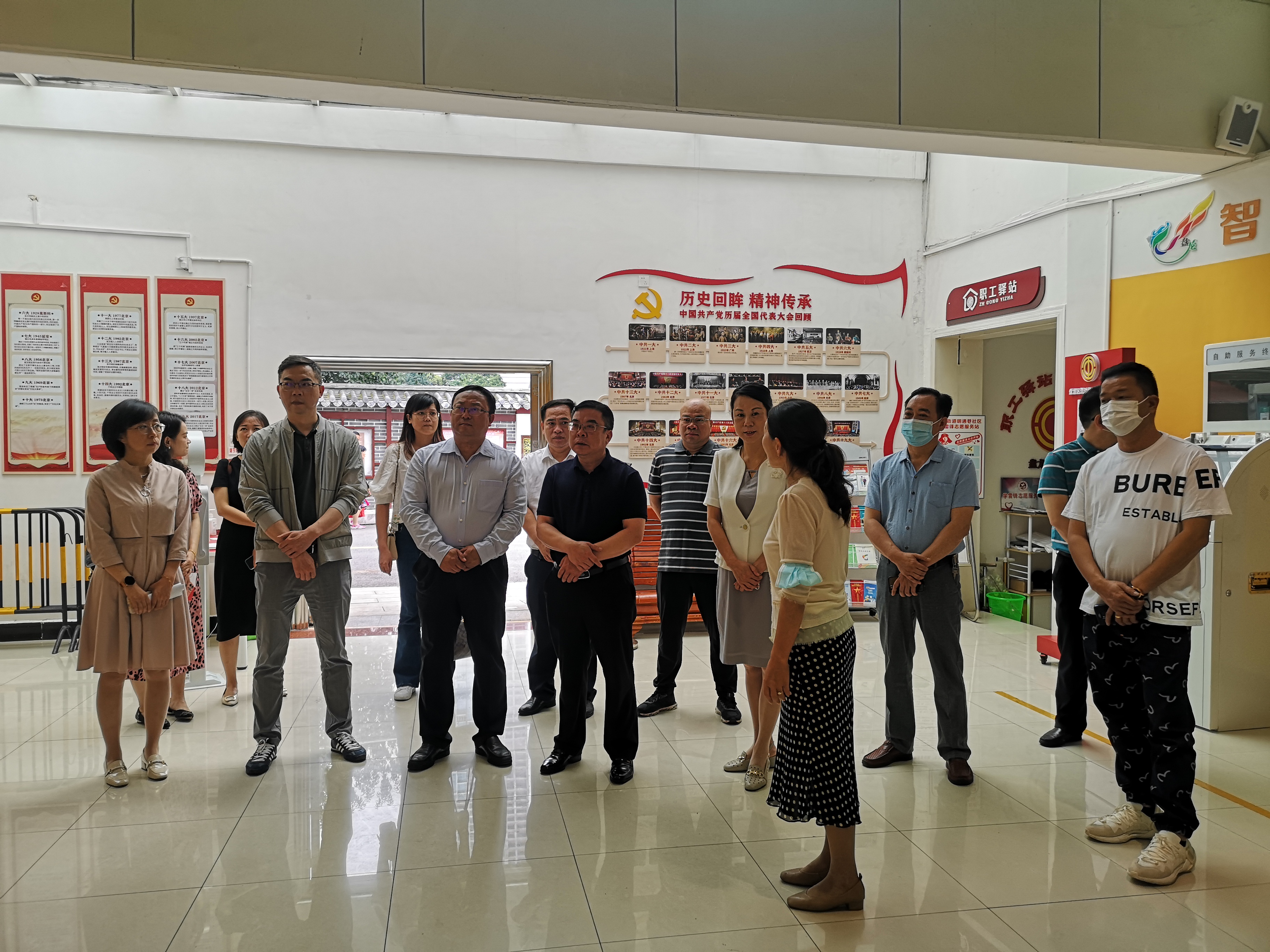 2版图柳北区政协考察组在昆明市盘龙区拓东街道明通巷社区实地调研.jpg