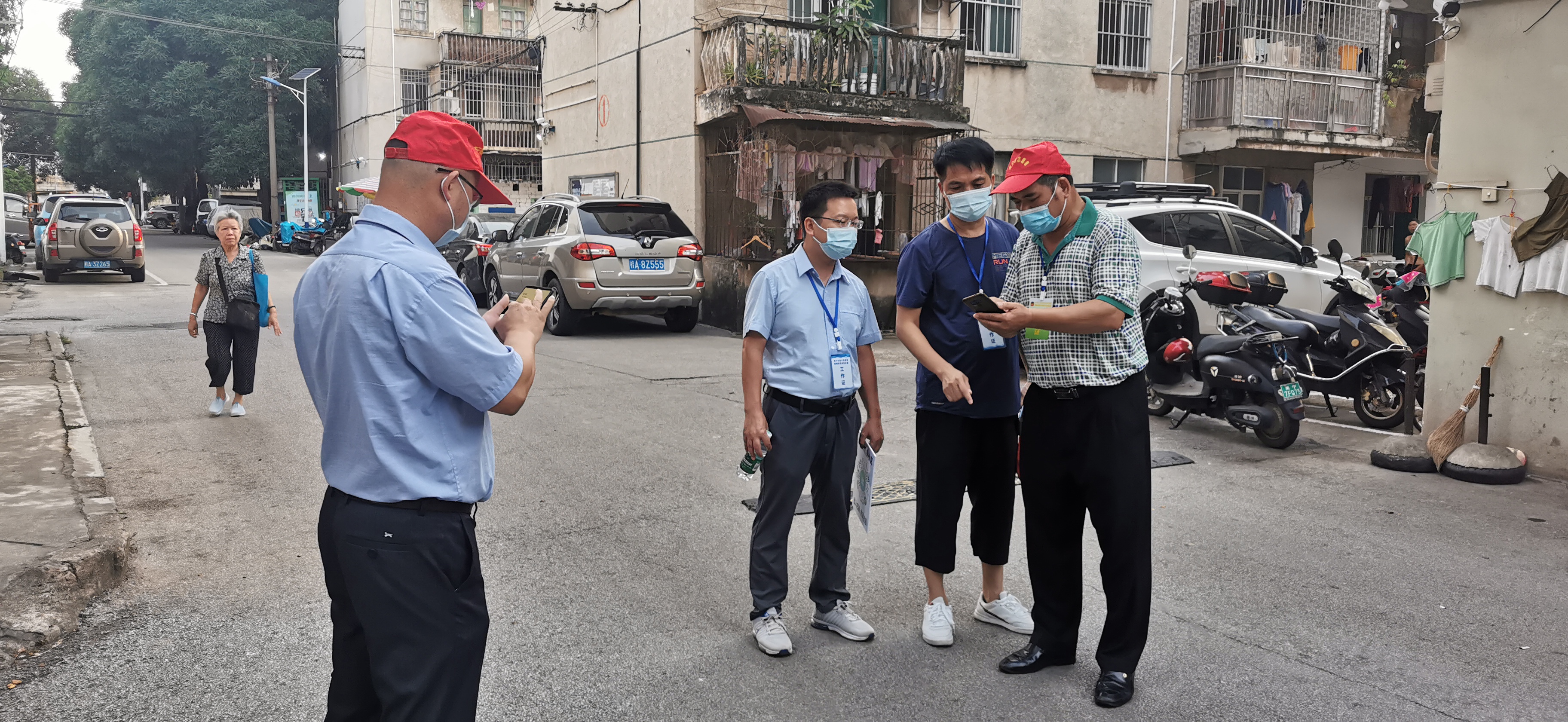 2版图邕宁区政协机关干部正在一线开展疫情防控工作.jpg