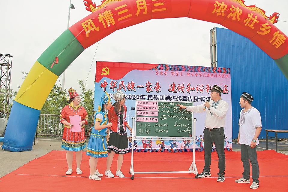 买买江·吾曼尔江在2021年“民族团结进步宣传月”活动中讲解维吾族语言用法。.jpg