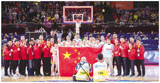 10月1日，中国队在赛后合影。当日，在澳大利亚悉尼进行的2022女篮世界杯决赛中，中国队不敌美国队，获得亚军。.jpg