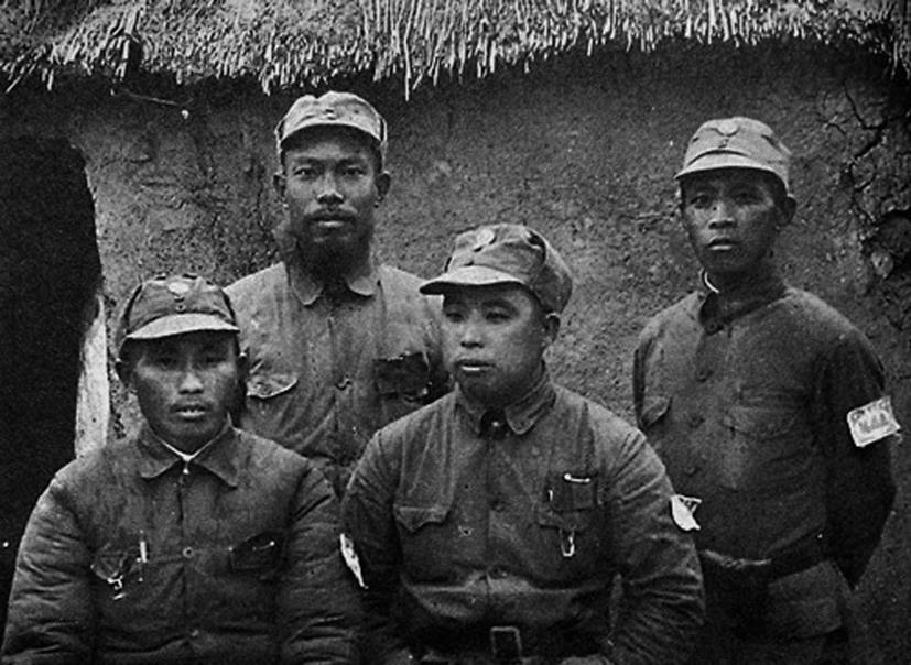 1667376896434.jpg 时任新四军三师七旅旅长彭明治(右一)。.jpg