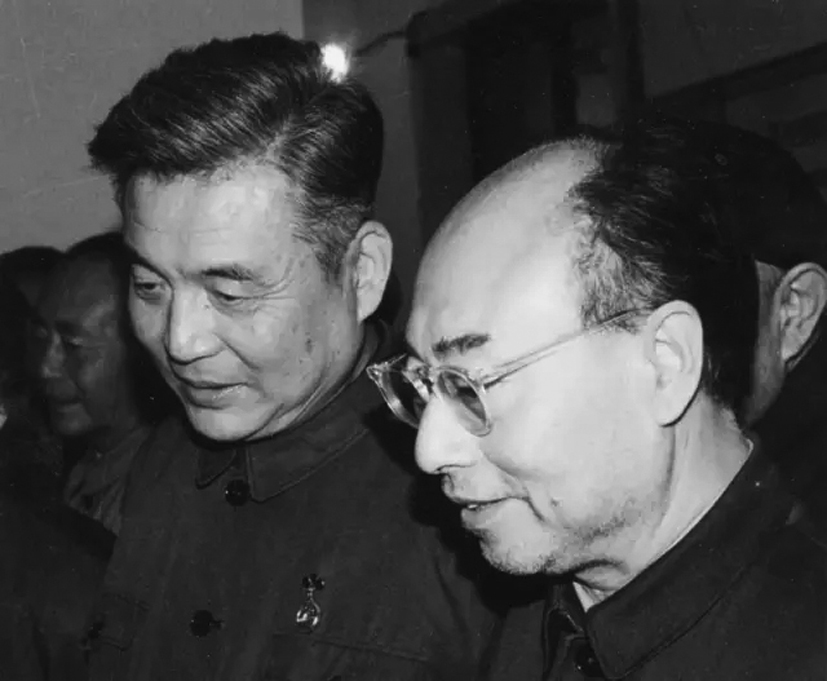 2邓稼先（左）和于敏（右）一起讨论工作。.webp.jpg