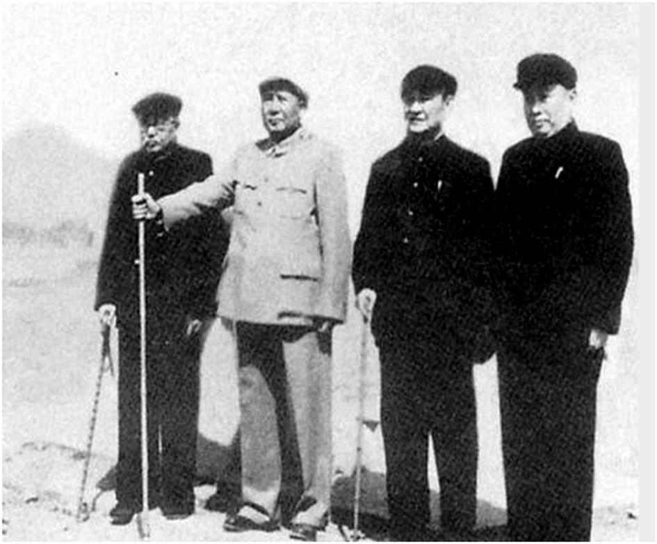 毛泽东 （左二） 与王季范 （右一） 等人的合影.jpg