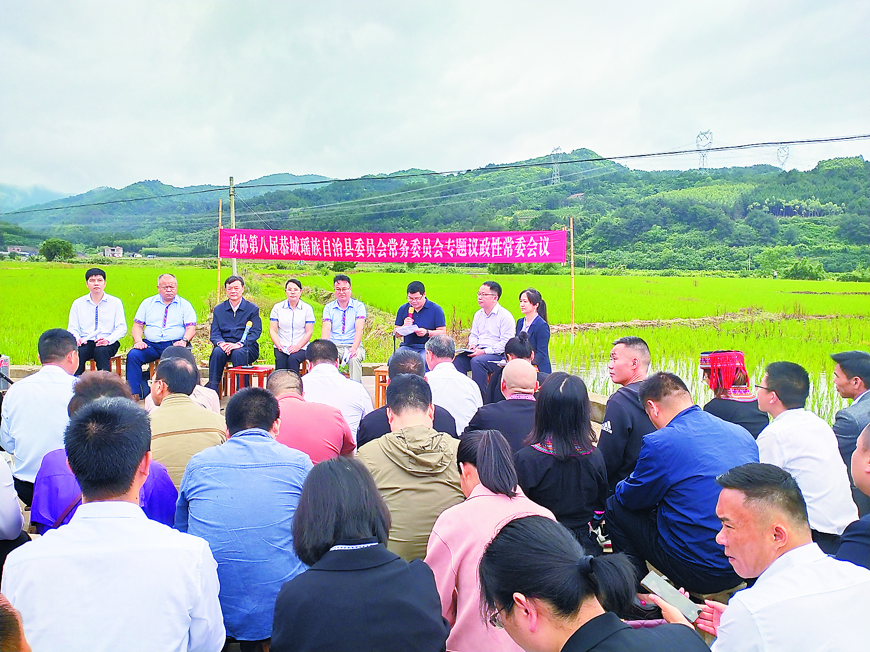 图片顺序（2)    田间地头召开议政性常委会议.jpg