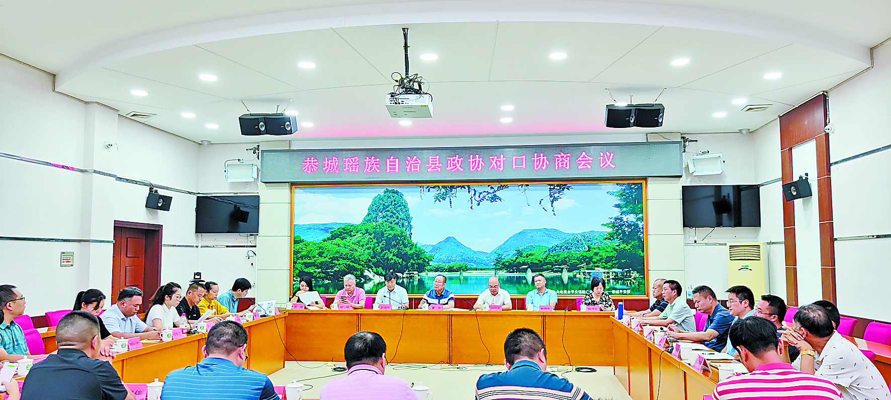 图片顺序（4)   该县政协围绕“加快工业园区建设  推动工业振兴”主题召开对口协商会.jpg