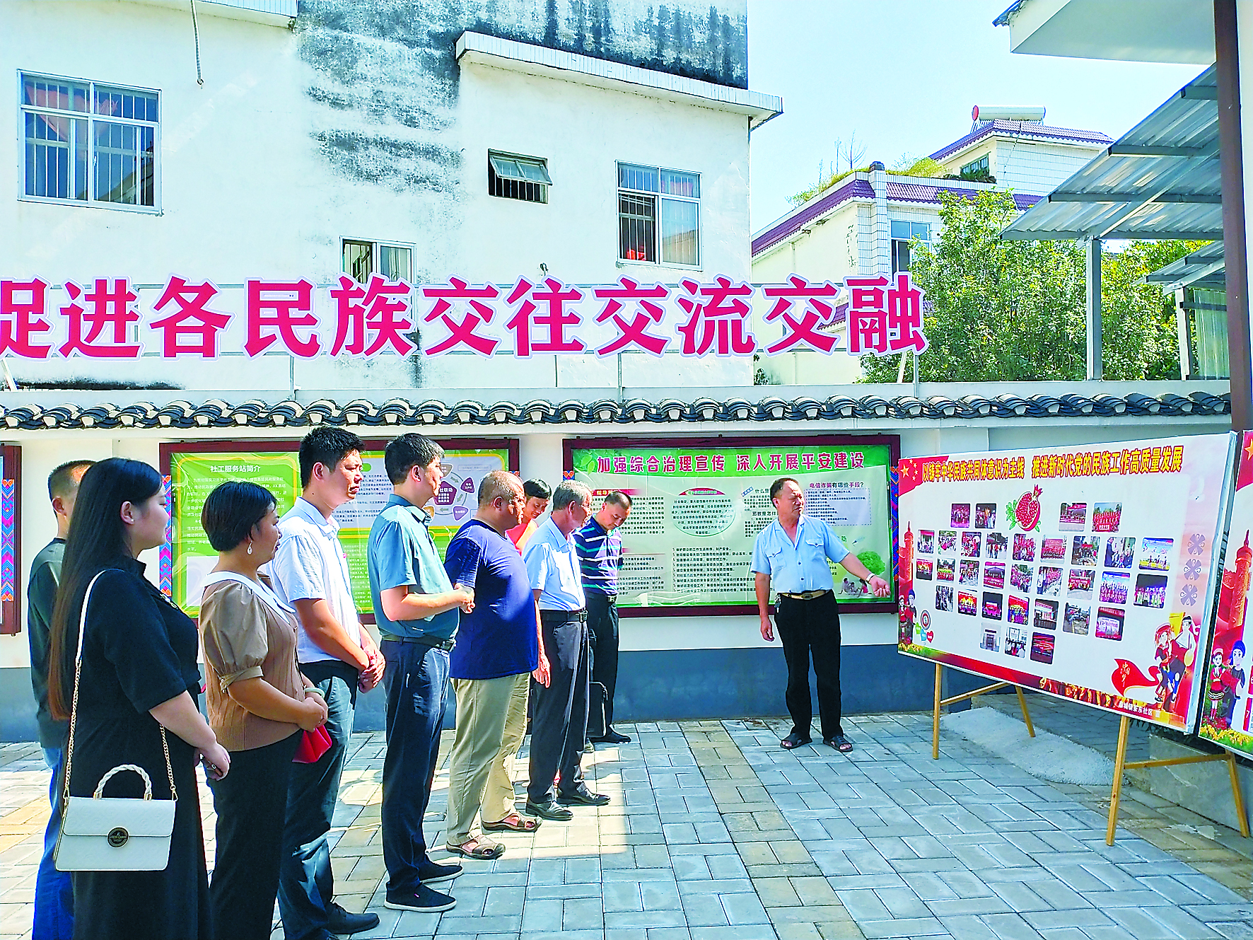 图片顺序（7)   该县政协在恭城镇茶东社区开展建设铸牢中华民族共同体意识委员随访调研活动。.jpg
