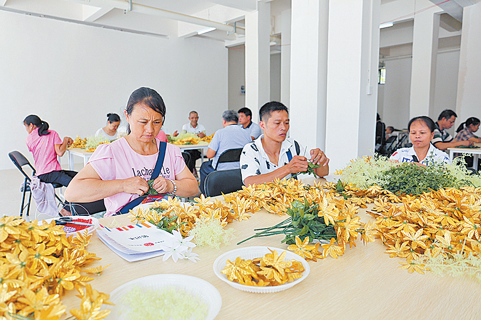 6残疾人在崇左市天等县龙岩易地搬迁安置点扶贫车间工作。.png