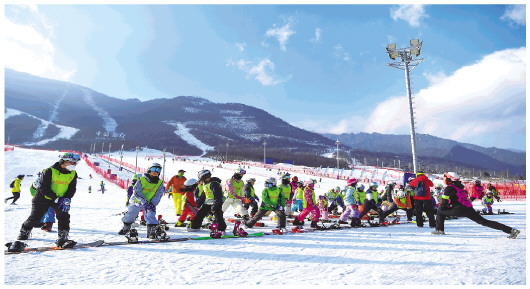 2023年1月11日，滑雪冬令营学员在陕西太白鳌山滑雪度假区教练的带领下热身。.jpg