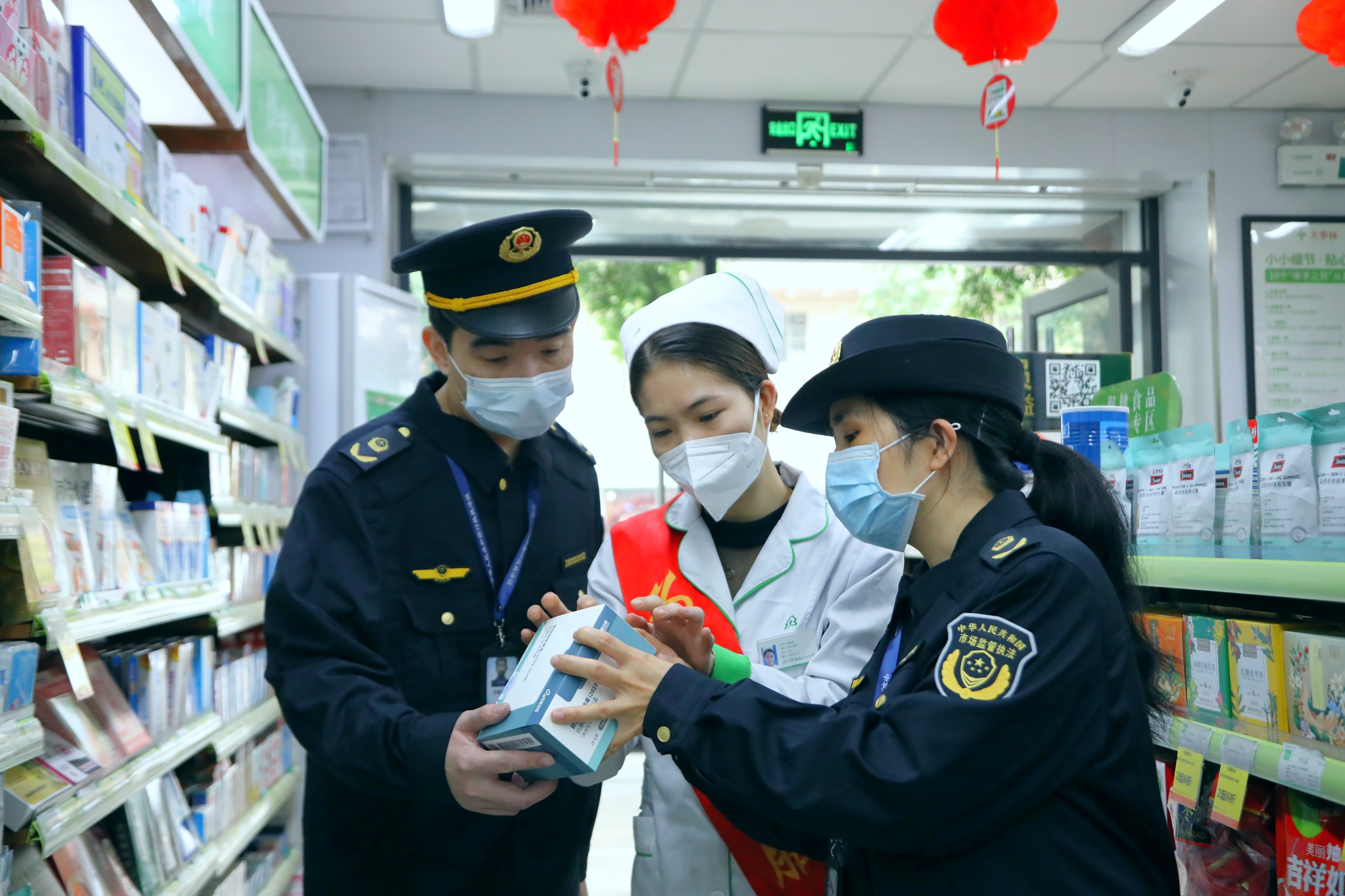 图为该局执法人员在一家零售药店开展执法检查。（何正君 摄）.jpg