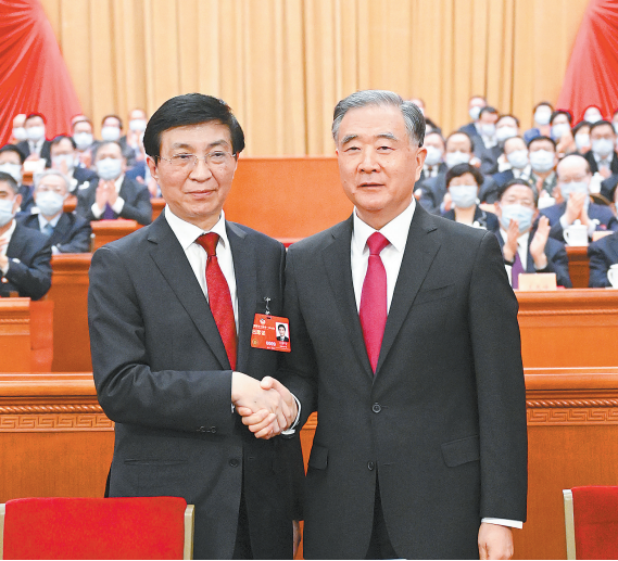 汪洋起立祝贺，与王沪宁热烈握手2.jpg