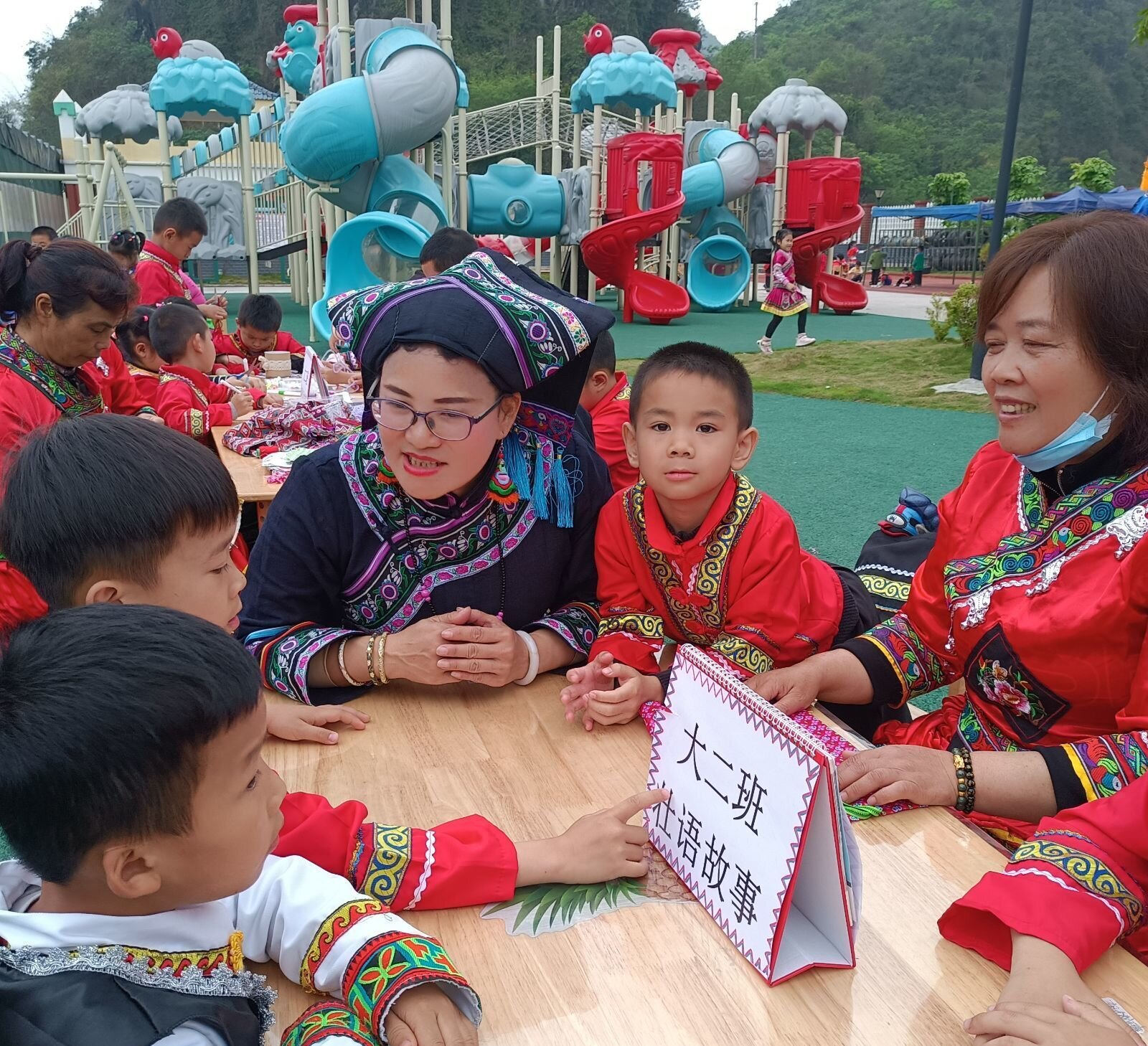 2版图为德保县政协委员讲述民族团结故事.jpg