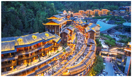 5月1日，游人在重庆市酉阳土家族苗族自治县酉州古城游玩。　　新华社发（邱洪斌摄）.jpg