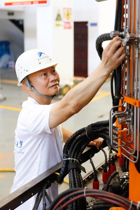 万步炎在湖南科技大学海洋实验室工作。新华社记者薛宇舸 摄.jpg