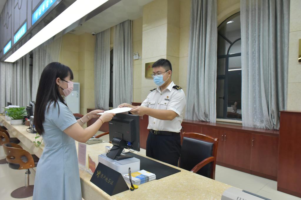 6月2日凌晨，南宁海关隶属邕州海关签发广西首份对菲律宾RCEP原产地证书。（南宁海关供图）.jpg