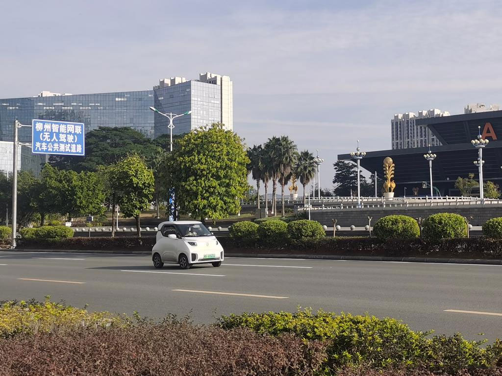 图为一辆装有智能网联设备的汽车在广西柳州测试道路上行驶。111（李小林-摄）.jpg