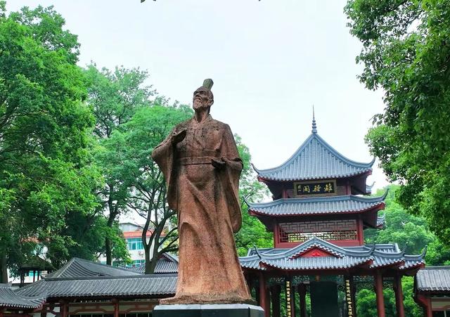位于汨罗屈子文化园的屈原塑像。胡清摄.jpg