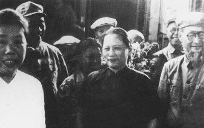 1949年8月28日，宋庆龄（中）由邓颖超（左一）陪同，从上海抵达北京，参加中国人民政治协商会议第一届全体会议。.jpg