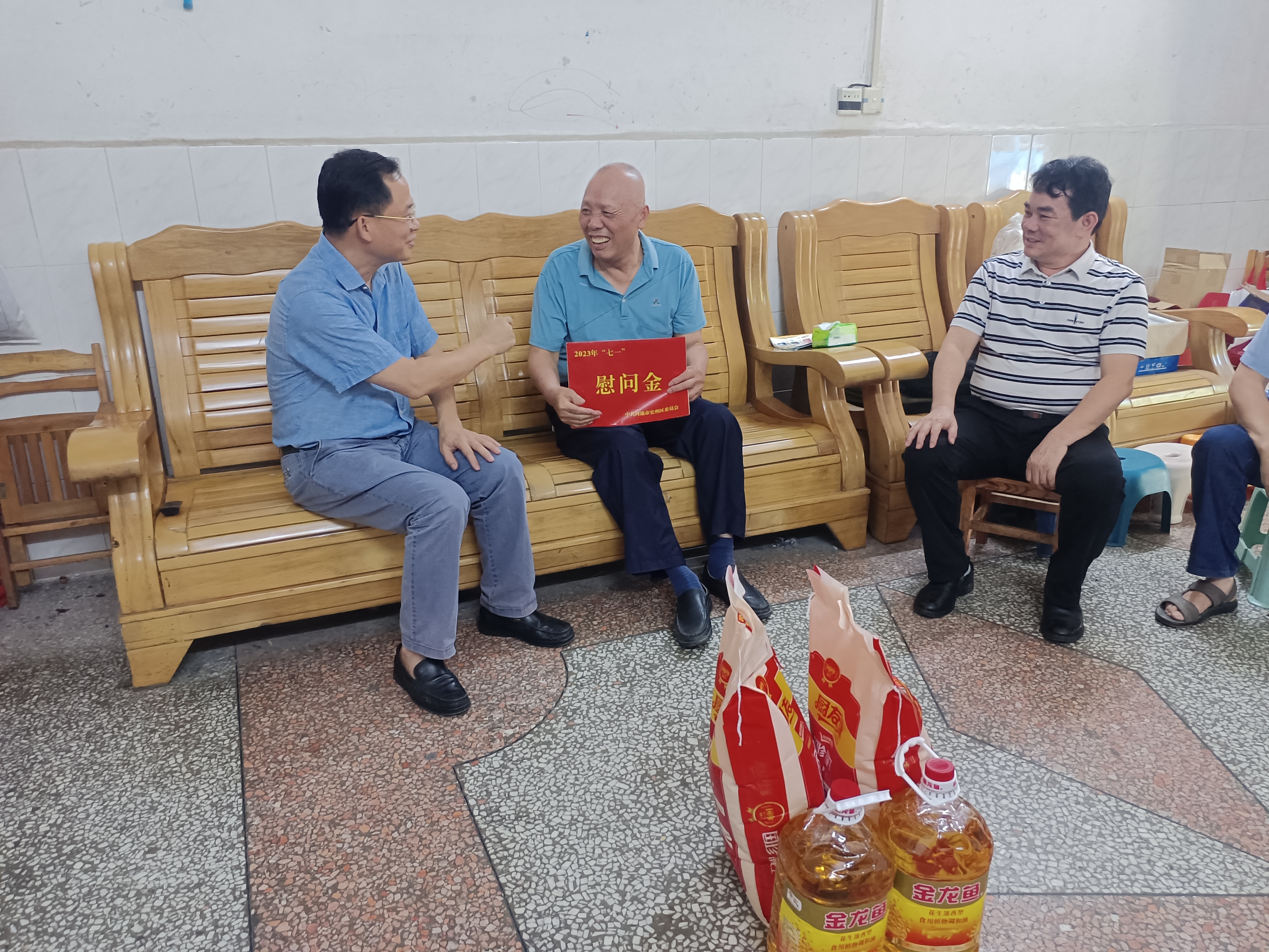 2版图宜州区政协主席走访慰问生活困难党员.jpg