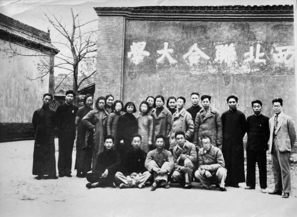 西北联合大学学生在校名影壁前合影。 （图片由张在军收集）.jpg