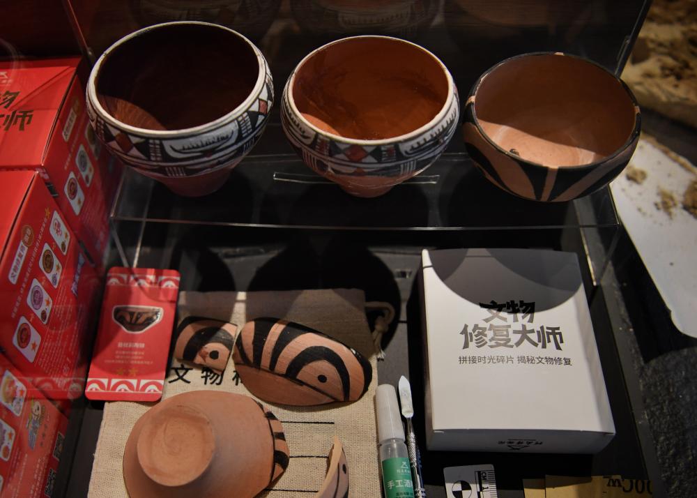 2022年5月17日，河南博物院文创商店内展示的文物修复盲盒（新华社记者 李安 摄）.jpg